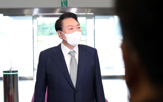 윤석열 대통령이 23일 서울 용산 대통령실 청사로 출근하며 취재진의 질문에 답하고 있다. 대통령실통신사진기자단=연합뉴스